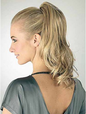 Große gewellte blonde Pferdeschwänze