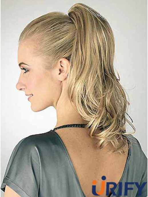 Große gewellte blonde Pferdeschwänze