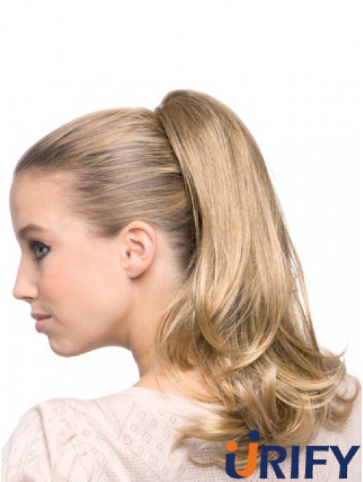 Stil Wellenförmige blonde Pferdeschwänze